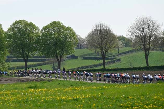 Amstel Gold Race 2025 cycling race VALKENBURG, THE NETHERLANDS - APRIL 20 : illustration picture peloton during the Men Elite UCI World Tour 59th Amstel Gold Race cycling race with start in Maastricht and finish in Valkenburg (255,9 km) on April 20, 2025 in Valkenburg, The Netherlands, 20 04 2025 ( Motordriver Kenny Verfaillie & Valkenburg The Netherlands  Copyright: xNicoxVereeckenx