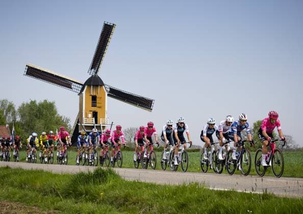 BEEK - The peloton passes the Sint-Hubertusmolen during the Amstel Gold Race 2025 in Beek. ANP VINCENT JANNINK Amstel Gold Race 2025 xVIxANPxSportx xxANPxIVx 524888616 originalFilename: 524888616.jpg