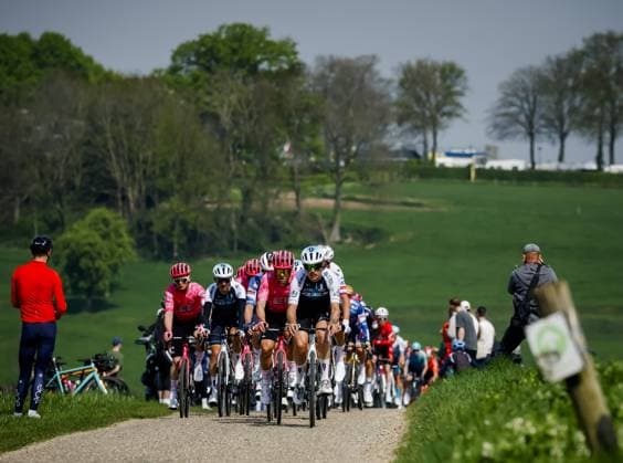 VOERENDAAL - The peloton in action during the 2025 Amstel Gold Race in Voerendaal. ANP MARCEL VAN HOORN Amstel Gold Race 2025 xVIxANPxSportx xxANPxIVx 524888677 originalFilename: 524888677.jpg