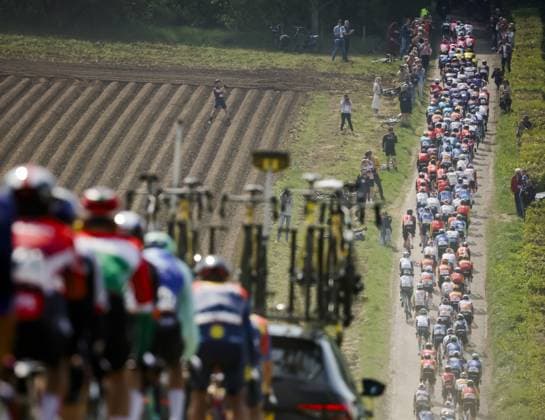 VOERENDAAL - The peloton in action during the 2025 Amstel Gold Race in Voerendaal. ANP MARCEL VAN HOORN Amstel Gold Race 2025 xVIxANPxSportx xxANPxIVx 524888680 originalFilename: 524888680.jpg