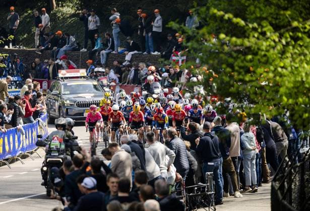 VALKENBURG - The women s peloton on the Cauberg during the 2025 Amstel Gold Race in Valkenburg. ANP VINCENT JANNINK Amstel Gold Race 2025 xVIxANPxSportx xxANPxIVx 524889071 originalFilename: 524889071.jpg