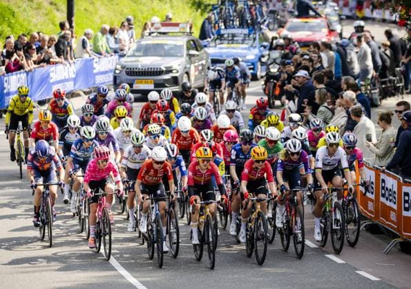 VALKENBURG - The women s peloton on the Cauberg during the 2025 Amstel Gold Race in Valkenburg. ANP VINCENT JANNINK Amstel Gold Race 2025 xVIxANPxSportx xxANPxIVx 524889078 originalFilename: 524889078.jpg