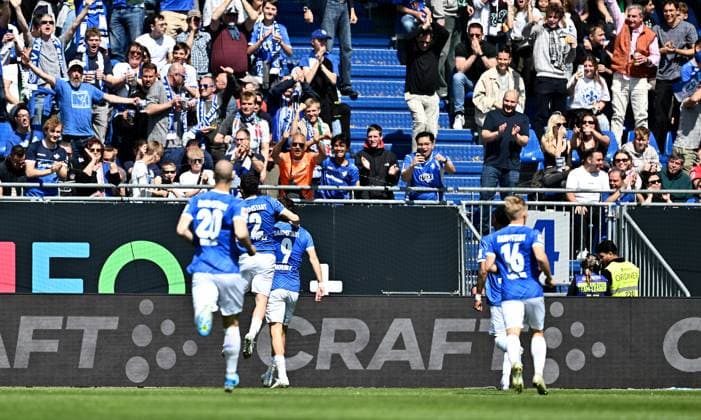 20 04 2025, xfux, Fußball 2 Bundesliga, SV Darmstadt 98 Hannover 96 v l Torschuetze Torschütze Fraser Hornby SV Darmstadt 98 und Spieler von SV Darmstadt 98 Torjubel, Jubel, Goal celebration, celebrate the goal zum 1 0 jubelnd bejubelt jubelt jubeln Jubel DFL DFB REGULATIONS PROHIBIT ANY USE OF PHOTOGRAPHS as IMAGE SEQUENCES and or QUASI VIDEO Licensing of this image to and or by SV Darmstadt 1898 e V and subsidiaries is not permitted No release of or sale to SV Darmstadt 1898 e V Darmstadt