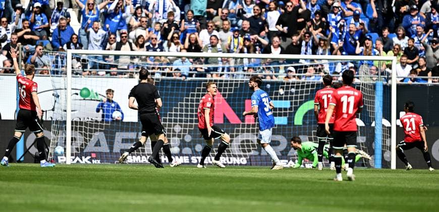 20 04 2025, xfux, Fussball 2 Bundesliga, SV Darmstadt 98 Hannover 96 v l Ron Robert Ron Robert Zieler Hannover 96 , Torschuetze Torschütze Fraser Hornby SV Darmstadt 98 not in picture Goal scored, Tor zum 1 0 DFL DFB REGULATIONS PROHIBIT ANY USE OF PHOTOGRAPHS as IMAGE SEQUENCES and or QUASI VIDEO Licensing of this image to and or by SV Darmstadt 1898 e V and subsidiaries is not permitted No release of or sale to SV Darmstadt 1898 e V Darmstadt