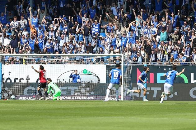 20 04 2025, xrekx, Fußball 2 Bundesliga, SV Darmstadt 98 Hannover 96 v l Torjubel nach dem Tor zum 1 0 celebrating the goal celebrate durch Fraser Hornby SV Darmstadt 98 DFL DFB REGULATIONS PROHIBIT ANY USE OF PHOTOGRAPHS as IMAGE SEQUENCES and or QUASI VIDEO Darmstadt