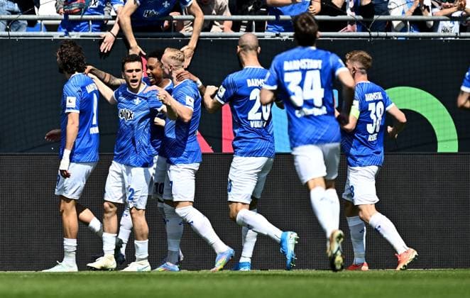 20 04 2025, xfux, Fußball 2 Bundesliga, SV Darmstadt 98 Hannover 96 v l Torschuetze Torschütze Fraser Hornby SV Darmstadt 98 , Sergio Lopez Lopez SV Darmstadt 98 , Jean Paul Boëtius Boetius SV Darmstadt 98 und Spieler von SV Darmstadt 98 Torjubel, Jubel, Goal celebration, celebrate the goal zum 1 0 jubelnd bejubelt jubelt jubeln Jubel DFL DFB REGULATIONS PROHIBIT ANY USE OF PHOTOGRAPHS as IMAGE SEQUENCES and or QUASI VIDEO Licensing of this image to and or by SV Darmstadt 1898 e V and subsidiaries is not permitted No release of or sale to SV Darmstadt 1898 e V Darmstadt