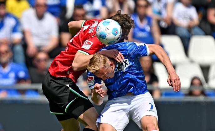 20 04 2025, xfux, Fussball 2 Bundesliga, SV Darmstadt 98 Hannover 96 v l Phil Neumann Hannover 96 , Isac Lidberg SV Darmstadt 98 Kopfball, Kopfballduell DFL DFB REGULATIONS PROHIBIT ANY USE OF PHOTOGRAPHS as IMAGE SEQUENCES and or QUASI VIDEO Licensing of this image to and or by SV Darmstadt 1898 e V and subsidiaries is not permitted No release of or sale to SV Darmstadt 1898 e V Darmstadt