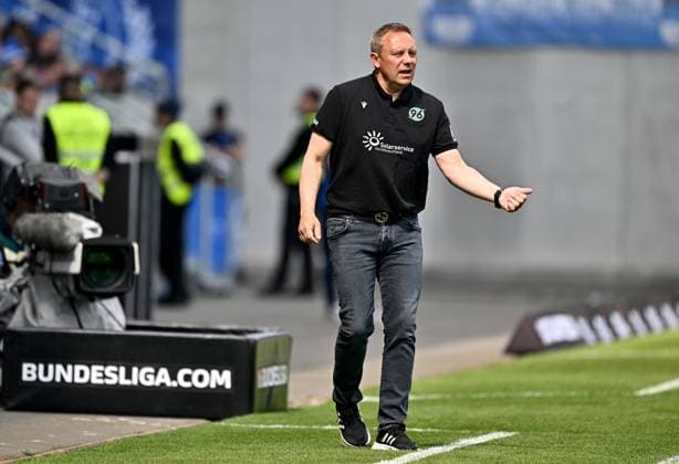 20 04 2025, xfux, Fussball 2 Bundesliga, SV Darmstadt 98 Hannover 96 v l Trainer Andre Breitenreiter Hannover 96 gibt Anweisungen, gestikuliert, mit den Armen gestikulieren gives instructions, gesticulate, gesticolando DFL DFB REGULATIONS PROHIBIT ANY USE OF PHOTOGRAPHS as IMAGE SEQUENCES and or QUASI VIDEO Licensing of this image to and or by SV Darmstadt 1898 e V and subsidiaries is not permitted No release of or sale to SV Darmstadt 1898 e V Darmstadt