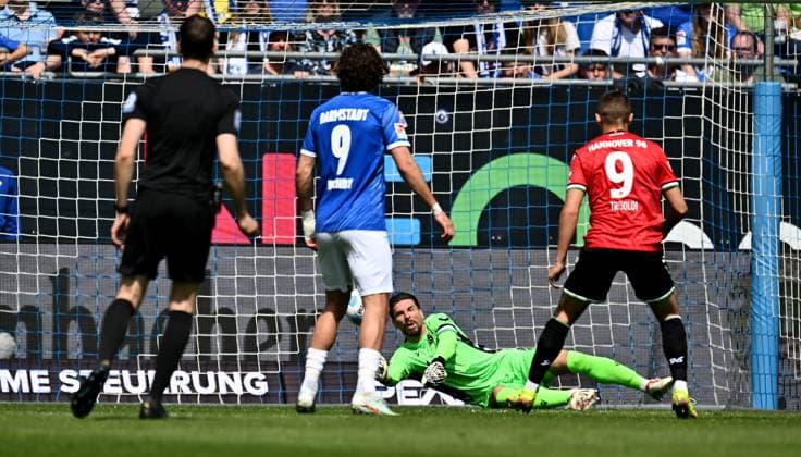 20 04 2025, xfux, Fussball 2 Bundesliga, SV Darmstadt 98 Hannover 96 v l Fraser Hornby SV Darmstadt 98 , Ron Robert Ron Robert Zieler Hannover 96 , Nicola Tresoldi Hannover 96 DFL DFB REGULATIONS PROHIBIT ANY USE OF PHOTOGRAPHS as IMAGE SEQUENCES and or QUASI VIDEO Licensing of this image to and or by SV Darmstadt 1898 e V and subsidiaries is not permitted No release of or sale to SV Darmstadt 1898 e V Darmstadt