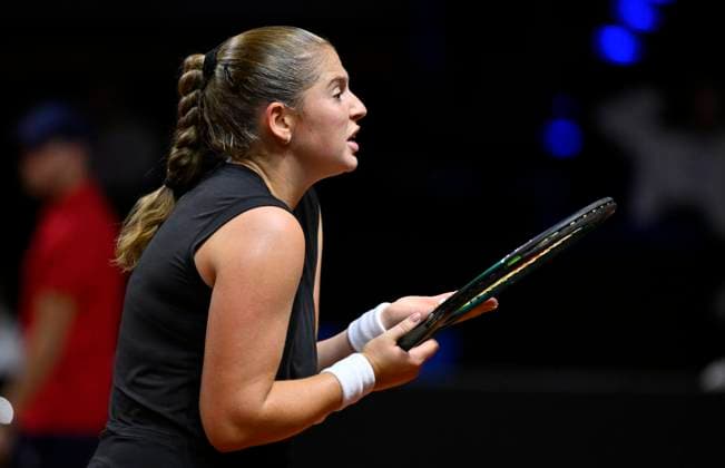 Jelena Ostapenko LAT Gesture Gesture Tennis Womens Porsche Cup Porsche Tennis Grand Prix GP Stuttgart 2025 Porsche Arena 20 04 2024 DFL REGULATIONS PROHIBIT ANY USE OF PHOTOGRAPHS AS IMAGE SEQUENCES AND OR QUASI VIDEO Tennis Womens Porsche Cup Porsche Tennis Grand Prix GP Stuttgart 2025