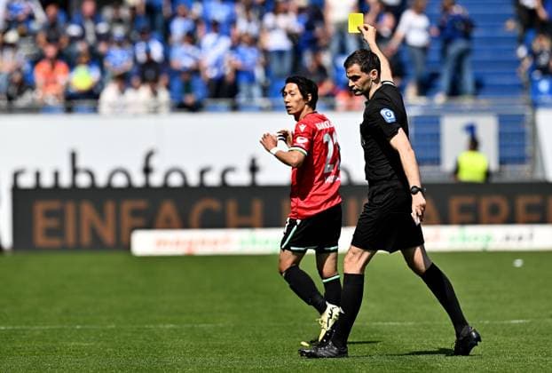 20 04 2025, xfux, Fussball 2 Bundesliga, SV Darmstadt 98 Hannover 96 v l Sei Muroya Hannover 96 gets the yellow card for, receive a yellow card, shown by Referee Dr Max Burda DFL DFB REGULATIONS PROHIBIT ANY USE OF PHOTOGRAPHS as IMAGE SEQUENCES and or QUASI VIDEO Licensing of this image to and or by SV Darmstadt 1898 e V and subsidiaries is not permitted No release of or sale to SV Darmstadt 1898 e V Darmstadt