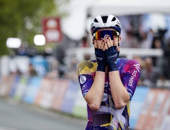 VALKENBURG - Mischa Bredewold (Netherlands) celebrates her victory during the finish of the 2025 Amstel Gold Race for women in Valkenburg. ANP MARCEL VAN HOORN Amstel Gold Race 2025 xVIxANPxSportx xxANPxIVx 524894007 originalFilename: 524894007.jpg
