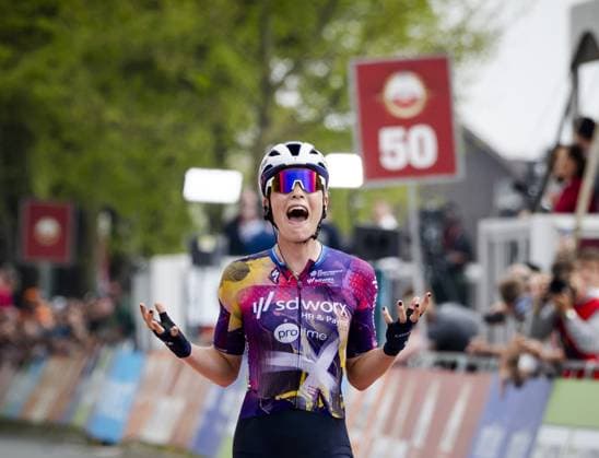 VALKENBURG - Mischa Bredewold (Netherlands) celebrates her victory during the finish of the 2025 Amstel Gold Race for women in Valkenburg. ANP MARCEL VAN HOORN Amstel Gold Race 2025 xVIxANPxSportx xxANPxIVx 524894104 originalFilename: 524894104.jpg