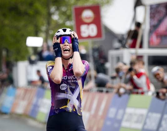 VALKENBURG - Mischa Bredewold (Netherlands) celebrates her victory during the finish of the 2025 Amstel Gold Race for women in Valkenburg. ANP MARCEL VAN HOORN Amstel Gold Race 2025 xVIxANPxSportx xxANPxIVx 524894181 originalFilename: 524894181.jpg