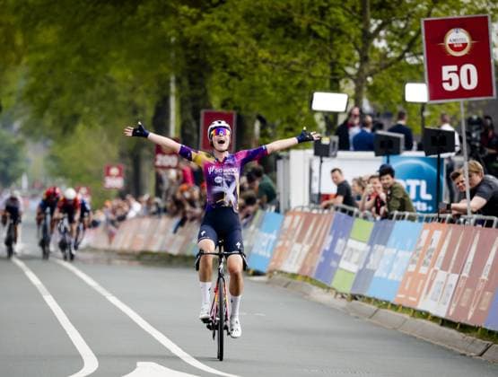 VALKENBURG - Mischa Bredewold (Netherlands) celebrates her victory during the finish of the 2025 Amstel Gold Race for women in Valkenburg. ANP MARCEL VAN HOORN Amstel Gold Race 2025 xVIxANPxSportx xxANPxIVx 524894292 originalFilename: 524894292.jpg
