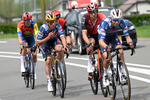 Amstel Gold Race 2025 cycling race VALKENBURG, THE NETHERLANDS - APRIL 20 : Evenepoel Remco (BEL) of Soudal Quick-Step victims of a crash during the Men Elite UCI World Tour 59th Amstel Gold Race cycling race with start in Maastricht and finish in Valkenburg (255,9 km) on April 20, 2025 in Valkenburg, The Netherlands, 20 04 2025 ( Motordriver Kenny Verfaillie & Valkenburg The Netherlands  Copyright: xNicoxVereeckenx