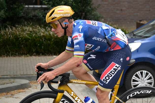 Amstel Gold Race 2025 cycling race VALKENBURG, THE NETHERLANDS - APRIL 20 : Evenepoel Remco (BEL) of Soudal Quick-Step victims of a crash during the Men Elite UCI World Tour 59th Amstel Gold Race cycling race with start in Maastricht and finish in Valkenburg (255,9 km) on April 20, 2025 in Valkenburg, The Netherlands, 20 04 2025 ( Motordriver Kenny Verfaillie & Valkenburg The Netherlands  Copyright: xNicoxVereeckenx