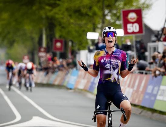 VALKENBURG - Mischa Bredewold (Netherlands) celebrates her victory during the finish of the 2025 Amstel Gold Race for women in Valkenburg. ANP MARCEL VAN HOORN Amstel Gold Race 2025 xVIxANPxSportx xxANPxIVx 524894294 originalFilename: 524894294.jpg