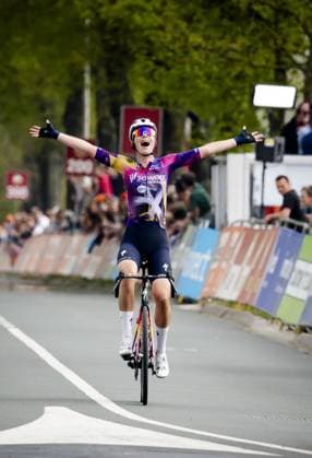 VALKENBURG - Mischa Bredewold (Netherlands) celebrates her victory during the finish of the 2025 Amstel Gold Race for women in Valkenburg. ANP MARCEL VAN HOORN Amstel Gold Race 2025 xVIxANPxSportx xxANPxIVx 524894320 originalFilename: 524894320.jpg