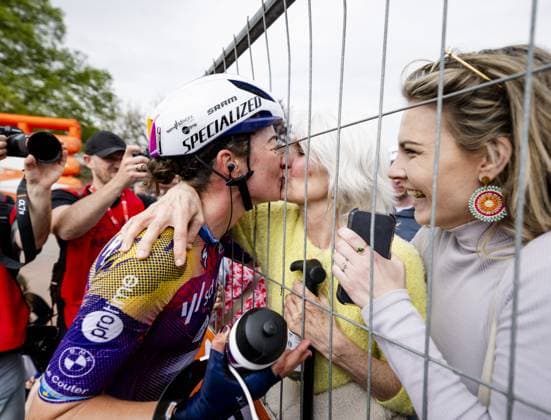 VALKENBURG - Mischa Bredewold (Netherlands) celebrates her victory during the finish of the 2025 Amstel Gold Race for women in Valkenburg. ANP MARCEL VAN HOORN Amstel Gold Race 2025 xVIxANPxSportx xxANPxIVx 524894467 originalFilename: 524894467.jpg