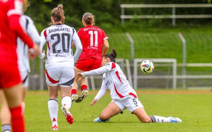 GER, Freiburg, SC Freiburg II vs FC Nürnberg, 2 Frauen Bundesliga, Fußball, DFB, Spielzeit 2024 2025, Möslestadion, 22 Spieltag, im Bild v l Nora Scherer SC Freiburg II 11 , Clara Fröhlich FC Nürnberg 5 DFB DFL REGULATIONS PROHIBIT ANY USE OF PHOTOGRAPHS AS IMAGE SEQUENCES AND OR QUASI VIDEO, 20 04 2025, Copyright: HMBxMedia HendrikxHamelau