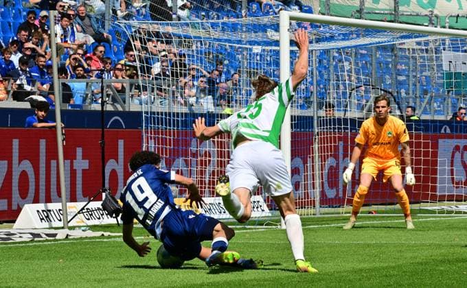 20 04 2025 Soccer season 2024 2025 2 Soccer Bundesliga 30 Matchday Karlsruher SC KSC Karlsruhe SpVgg Greuther Fürth Kleeblatt Sportfoto Zink MeZi xmexzix DFL regulations prohibit any use of photographs as image sequences and or quasi video only for editorial use Louey Ben Farhat 19, Karlsruher SC KSC Noah Loosli 25, SpVgg Greuther Fürth Scene for penalty kick withdrawn by video evidence VAR