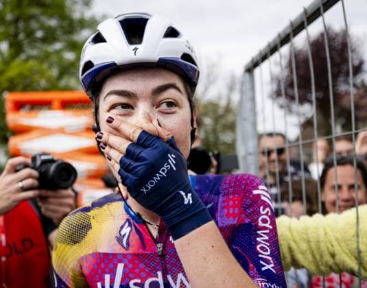 VALKENBURG - Mischa Bredewold (Netherlands) celebrates her victory during the finish of the 2025 Amstel Gold Race for women in Valkenburg. ANP MARCEL VAN HOORN Amstel Gold Race 2025 xVIxANPxSportx xxANPxIVx 524894670 originalFilename: 524894670.jpg