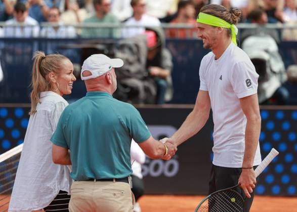 Alexander Zverev greets TV presenter Annie Carpendale and referee Fergus Murphy at the net, Mens Singles, Gentlemens Singles, Final, Final Copyright: xJuergenxHasenkopfx