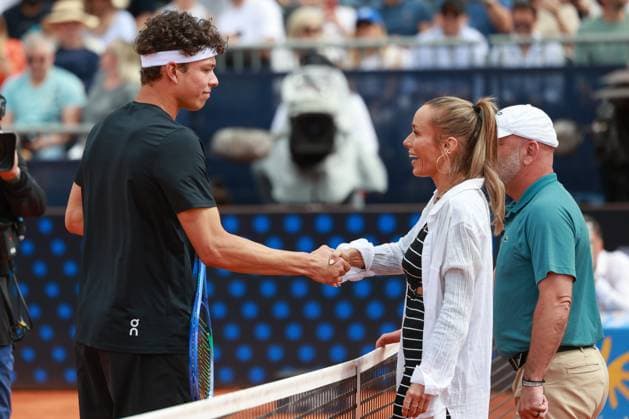 Ben Shelton greets Annie Carpendale and umpire Fergus Murphy at the net, Mens Singles, Gentlemen s Singles, Final, Final Tennis BMW Open 2025 ATP 500 MTTC Iphitos Munich Germany April 20, 2025 Copyright: xJuergenxHasenkopfx