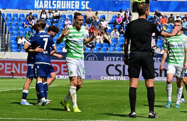 20 04 2025 Soccer Season 2024 2025 2 Soccer Bundesliga 30 Matchday Karlsruher SC KSC Karlsruhe SpVgg Greuther Fürth Kleeblatt Sportfoto Zink MeZi xmexzix DFL regulations prohibit any use of photographs as image sequences and or quasi video only for editorial use Noah Loosli 25, SpVgg Greuther Fürth complains to Florian Heft referee after penalty kick whistle