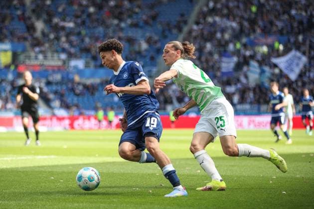 Scene shortly before the supposed penalty which was disallowed by VAR Louey Ben Farhat Karlsruher SC, 19 vs Noah Loosli SpVgg Greuther Fuerth, 25 , Karlsruher SC vs SpVgg Greuther Fuerth, 2 Bundesliga, Matchday 30, 2024 2025, 20 04 2025, DFL REGULATES PROHIBIT ANY USE OF PHOTOGRAPHS AS IMAGE SEQUENCES AND OR QUASI VIDEO, Karlsruher SC vs SpVgg Greuther Fuerth, 2 Bundesliga, 30 Matchday, 2024 2025, 20 04 2025 Karlsruhe Copyright: xEibner-Pressefoto JanxPrihodax EP_JPA
