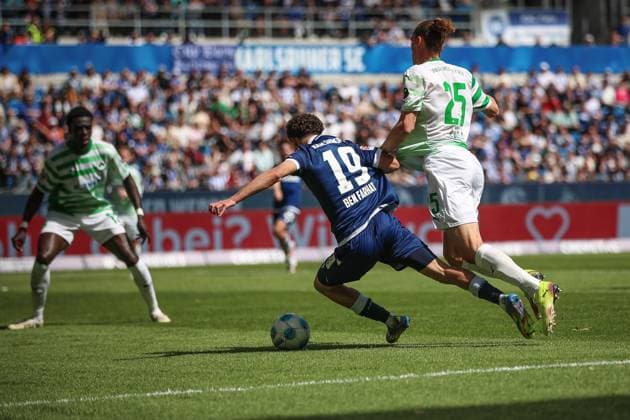 No penalty kick Louey Ben Farhat Karlsruher SC, 19 vs Noah Loosli SpVgg Greuther Fuerth, 25 , Karlsruher SC vs SpVgg Greuther Fuerth, 2 Bundesliga, Matchday 30, 2024 2025, 20 04 2025, DFL REGULATIONS PROHIBIT ANY USE OF PHOTOGRAPHS AS IMAGE SEQUENCES AND OR QUASI VIDEO, Karlsruher SC vs SpVgg Greuther Fuerth, 2 Bundesliga, Matchday 30, 2024 2025, 20 04 2025 Karlsruhe Copyright: xEibner-Pressefoto JanxPrihodax EP_JPA