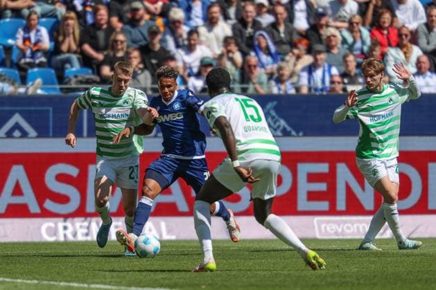 Offensive action by Bambase Conte Karlsruher SC, 31 Luca Itter SpVgg Greuther Fuerth, 27 Joshua Quarshie SpVgg Greuther Fuerth, 15 , Karlsruher SC vs SpVgg Greuther Fuerth, 2 Bundesliga, Matchday 30, 2024 2025, 20 04 2025, DFL REGULATES PROHIBIT ANY USE OF PHOTOGRAPHS AS IMAGE SEQUENCES AND OR QUASI VIDEO, Karlsruher SC vs SpVgg Greuther Fuerth, 2 Bundesliga, 30 Matchday, 2024 2025, 20 04 2025 Karlsruhe Copyright: xEibner-Pressefoto JanxPrihodax EP_JPA