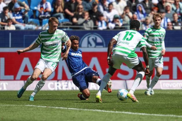 Offensive action by Bambase Conte Karlsruher SC, 31 Luca Itter SpVgg Greuther Fuerth, 27 Joshua Quarshie SpVgg Greuther Fuerth, 15 , Karlsruher SC vs SpVgg Greuther Fuerth, 2 Bundesliga, Matchday 30, 2024 2025, 20 04 2025, DFL REGULATES PROHIBIT ANY USE OF PHOTOGRAPHS AS IMAGE SEQUENCES AND OR QUASI VIDEO, Karlsruher SC vs SpVgg Greuther Fuerth, 2 Bundesliga, 30 Matchday, 2024 2025, 20 04 2025 Karlsruhe Copyright: xEibner-Pressefoto JanxPrihodax EP_JPA