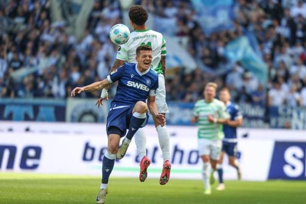 Face contorted in pain Marvin Wanitzek Karlsruher SC, 10 Roberto Massimo SpVgg Greuther Fuerth, 11 , Karlsruher SC vs SpVgg Greuther Fuerth, 2 Bundesliga, Matchday 30, 2024 2025, 20 04 2025, DFL REGULATIONS PROHIBIT ANY USE OF PHOTOGRAPHS AS IMAGE SEQUENCES AND OR QUASI VIDEO, Karlsruher SC vs SpVgg Greuther Fuerth, 2 Bundesliga, Matchday 30, 2024 2025, 20 04 2025 Karlsruhe Copyright: xEibner-Pressefoto JanxPrihodax EP_JPA