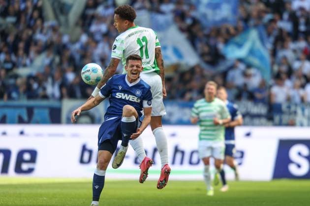 One-on-one Roberto Massimo SpVgg Greuther Fuerth, 11 vs Marvin Wanitzek Karlsruher SC, 10 with pain, Karlsruher SC vs SpVgg Greuther Fuerth, 2 Bundesliga, Matchday 30, 2024 2025, 20 04 2025, DFL REGULATIONS PROHIBIT ANY USE OF PHOTOGRAPHS AS IMAGE SEQUENCES AND OR QUASI VIDEO, Karlsruher SC vs SpVgg Greuther Fuerth, 2 Bundesliga, Matchday 30, 2024 2025, 20 04 2025 Karlsruhe Copyright: xEibner-Pressefoto JanxPrihodax EP_JPA