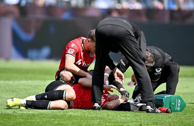 20 04 2025, xfux, Fussball 2 Bundesliga, SV Darmstadt 98 Hannover 96 v l Nicola Tresoldi Hannover 96 receive an injury, bursied, harried, hurt, injured, injury, trauma, disappointed, crestfallen, hurt, injury to the head blood, bleeding, red, blood and lies on the ground DFL DFB REGULATIONS PROHIBIT ANY USE OF PHOTOGRAPHS as IMAGE SEQUENCES and or QUASI VIDEO Licensing of this image to and or by SV Darmstadt 1898 e V and subsidiaries is not permitted No release of or sale to SV Darmstadt 1898 e V Darmstadt