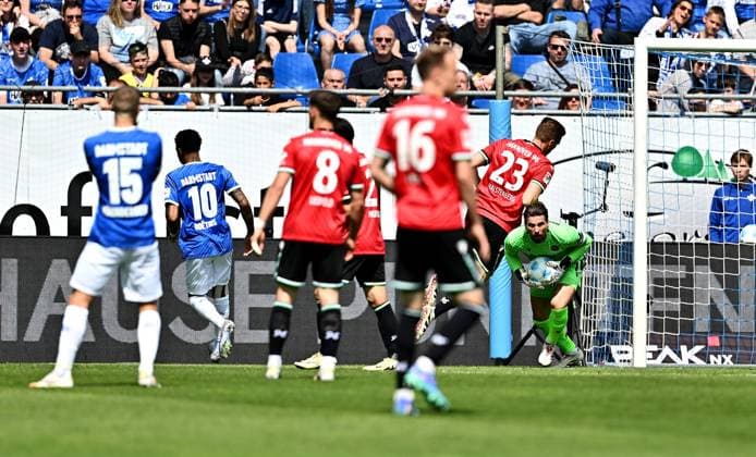 20 04 2025, xfux, Fussball 2 Bundesliga, SV Darmstadt 98 Hannover 96 v l Ron Robert Ron Robert Zieler Hannover 96 DFL DFB REGULATIONS PROHIBIT ANY USE OF PHOTOGRAPHS as IMAGE SEQUENCES and or QUASI VIDEO Licensing of this image to and or by SV Darmstadt 1898 e V and subsidiaries is not permitted No release of or sale to SV Darmstadt 1898 e V Darmstadt