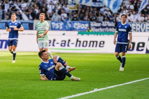 2 Bundesliga, Karlsruher SC SpVgg Greuther Fürth, 20 04 2025 After a duel Marvin Wanitzek Karlsruher SC 10 stays down 2 Bundesliga, Karlsruher SC SpVgg Greuther Fürth BBBank Wildpark Karlsruhe, 20 04 2025 DFB DFL REGULATIONS PROHIBIT ANY USE OF PHOTOGRAPHS AS IMAGE SEQUENCES AND OR QUASI VIDEO Copyright: xBEAUTIFULxSPORTS Boscox