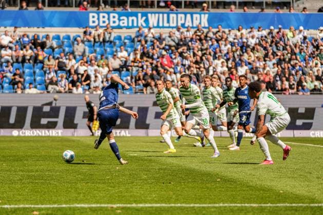 2 Soccer Bundesliga, Karlsruher SC SpVgg Greuther Fürth, 20 04 2025 Jensen Leon Karlsruher SC 6 with a shot on goal 2 Soccer Bundesliga, Karlsruher SC SpVgg Greuther Fürth BBBank Wildpark Karlsruhe, 20 04 2025 DFB DFL REGULATIONS PROHIBIT ANY USE OF PHOTOGRAPHS AS IMAGE SEQUENCES AND OR QUASI VIDEO Copyright: xBEAUTIFULxSPORTS Boscox