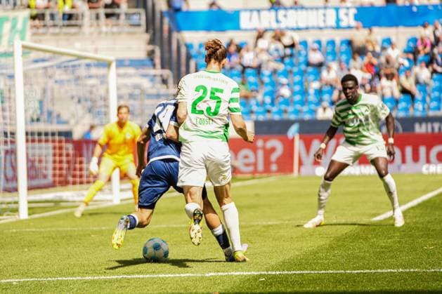 2 Soccer Bundesliga, Karlsruher SC SpVgg Greuther Fürth, 20 04 2025 One-on-one fight between Louey Ben Farhat Karlsruher SC 19 and Noah Loosli SpVgg Greuther Fürth 25 whereupon a penalty kick is whistled 2 Soccer Bundesliga, Karlsruher SC SpVgg Greuther Fürth BBBank Wildpark Karlsruhe, 20 04 2025 DFB DFL REGULATES PROHIBIT ANY USE OF PHOTOGRAPHS AS IMAGE SEQUENCES AND OR QUASI VIDEO Copyright: xBEAUTIFULxSPORTS Boscox