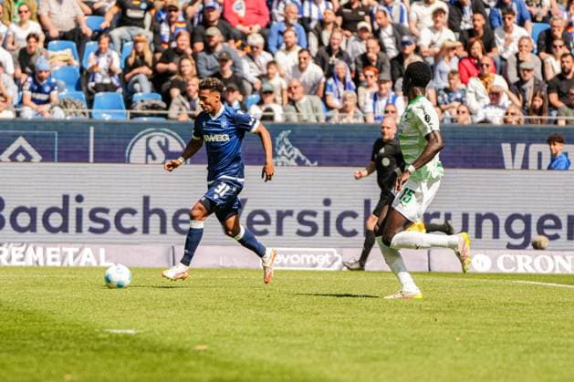 2 Soccer Bundesliga, Karlsruher SC SpVgg Greuther Fürth, 20 04 2025 Bambasé Conté Karlsruher SC 31 on his way towards goal 2 Soccer Bundesliga, Karlsruher SC SpVgg Greuther Fürth BBBank Wildpark Karlsruhe, 20 04 2025 DFB DFL REGULATIONS PROHIBIT ANY USE OF PHOTOGRAPHS AS IMAGE SEQUENCES AND OR QUASI VIDEO Copyright: xBEAUTIFULxSPORTS Boscox