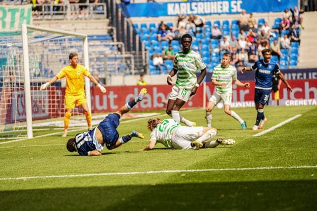 2 Soccer Bundesliga, Karlsruher SC SpVgg Greuther Fürth, 20 04 2025 One-on-one fight between Louey Ben Farhat Karlsruher SC 19 and Noah Loosli SpVgg Greuther Fürth 25 whereupon a penalty kick is whistled 2 Soccer Bundesliga, Karlsruher SC SpVgg Greuther Fürth BBBank Wildpark Karlsruhe, 20 04 2025 DFB DFL REGULATES PROHIBIT ANY USE OF PHOTOGRAPHS AS IMAGE SEQUENCES AND OR QUASI VIDEO Copyright: xBEAUTIFULxSPORTS Boscox