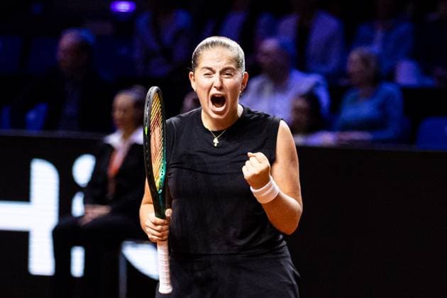 In the picture Jelena Ostapenko defeats Ekaterina Alexandrova with a clenched fist and victory cry Semi-final Ekaterina Alexandrova vs Jelena Ostapenko LAT GER, Porsche Tennis Grand Prix GP Stuttgart 2025, WTA500, 20 04 2025 GER, Porsche Tennis Grand Prix GP Stuttgart 2025, WTA500, 20 04 2025 Stuttgart Copyright: xEibner-Pressefoto RogerxBuerkex EP