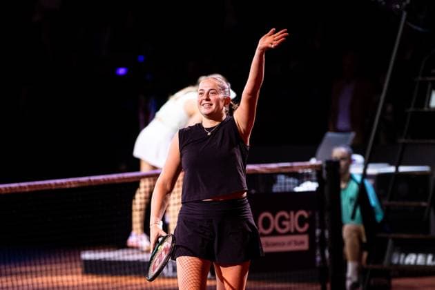 In the picture Jelena Ostapenko defeats Ekaterina Alexandrova and thanks the crowd Semi-final Ekaterina Alexandrova vs Jelena Ostapenko LAT GER, Porsche Tennis Grand Prix GP Stuttgart 2025, WTA500, 20 04 2025 GER, Porsche Tennis Grand Prix GP Stuttgart 2025, WTA500, 20 04 2025 Stuttgart Copyright: xEibner-Pressefoto RogerxBuerkex EP