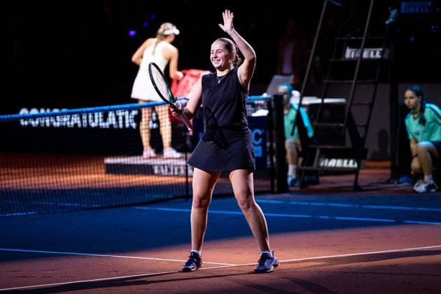 In the picture Jelena Ostapenko defeats Ekaterina Alexandrova and thanks the crowd Semi-final Ekaterina Alexandrova vs Jelena Ostapenko LAT GER, Porsche Tennis Grand Prix GP Stuttgart 2025, WTA500, 20 04 2025 GER, Porsche Tennis Grand Prix GP Stuttgart 2025, WTA500, 20 04 2025 Stuttgart Copyright: xEibner-Pressefoto RogerxBuerkex EP