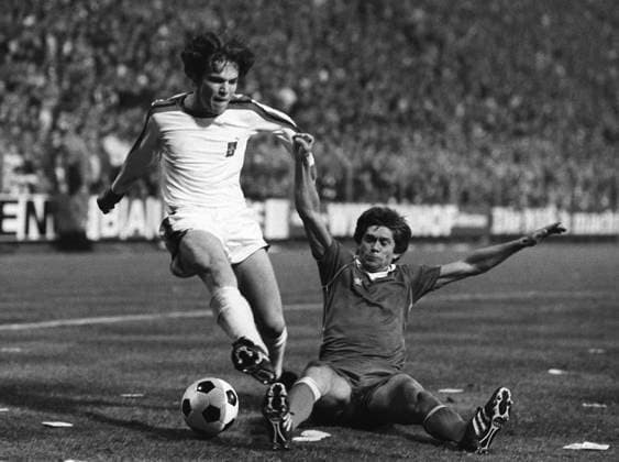 ARCHIVE PHOTO Werner Lorant died at the age of 76 01SN BMG EFR 170580SP jpg Football UEFA Cup Final Borussia Moenchengladbach Eintracht Frankfurt 3 2 on 17 05 1980, duel action Werner LORANT right against Lothar MATTHAEUS, landscape format, B W