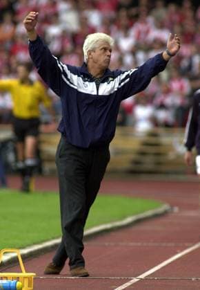 ARCHIVE PHOTO Werner Lorant has died at the age of 76 SN10Koeln 1860 SP jpg Soccer 1 Bundesliga, 1 FC Koeln TSV 1860 Muenchen 2 0, Coach Werner LORANT 1860 as a striving swan , 04 08 2001