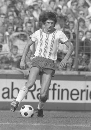 ARCHIVE PHOTO Werner Lorant has died at the age of 76 SN250873 01LorantSP jpg Werner LORANT, Germany, Soccer Bundesliga, RW Essen Fortuna Koeln 0 2 , single action, full-length shot, Hf a