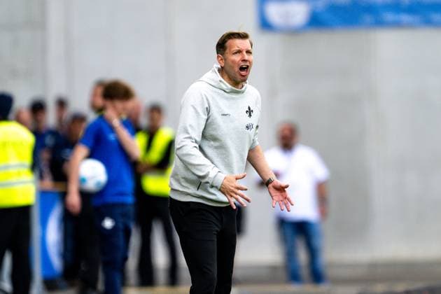 Florian Kohfeldt SV Darmstadt 98, Coach gesticulates GER, SV Darmstadt 98 vs Hannover 96, 2 Bundesliga, Football, Matchday 30, Season 2024 2025, 20 04 2025 DFL REGULATIONS PROHIBIT ANY USE OF PHOTOGRAPHS as IMAGE SEQUENCES and or QUASI VIDEO GER, SV Darmstadt 98 vs Hannover 96, 2 Bundesliga, Football, Matchday 30, Season 2024 2025, 20 04 2025 Darmstadt Copyright: xEibner-Pressefoto FlorianxWiegandx EP_FWD